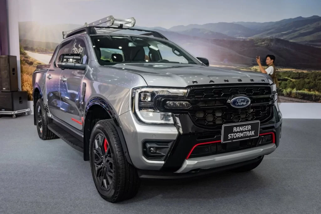 FORD RANGER STORMTRAK 2.0 BI-TURBO 4X4 AT với động cơ 2.0 Bi-Turbo, công suất 210 mã lực