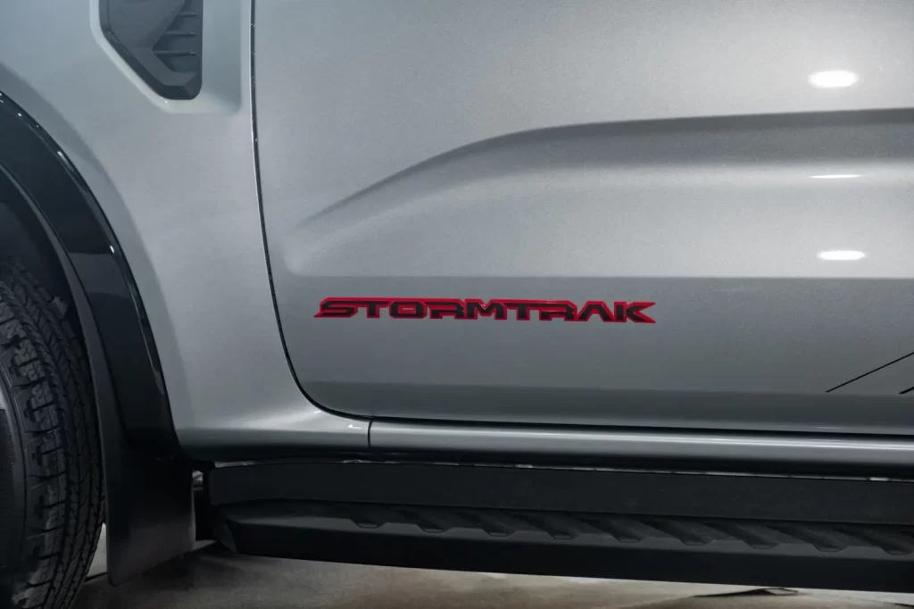 Logo nổi bật FORD RANGER STORMTRAK 2.0 BI-TURBO 4X4 AT