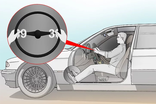Cầm vô lăng ở vị trí 9 và 3 giờ